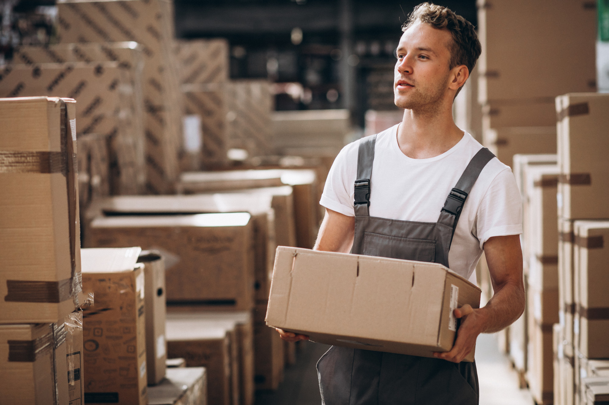 Professionnel empilant des cartons